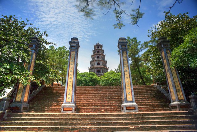 The-gate-of-Thien-Mu-pagoda.jpg