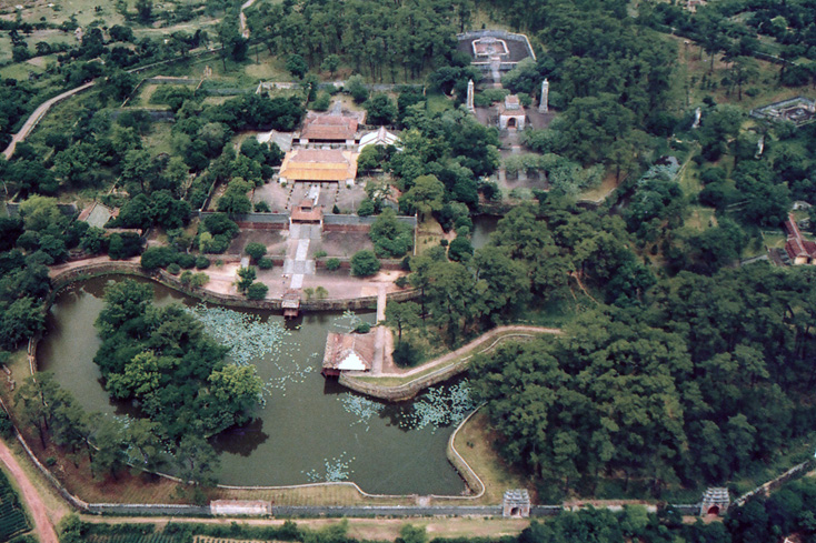 the-overview-of-tu-duc-tomb