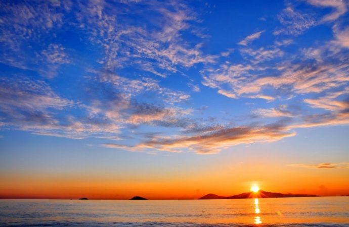 thuê xe ô tô huế đi đà nẵng ngắm bãi biển mỹ khê