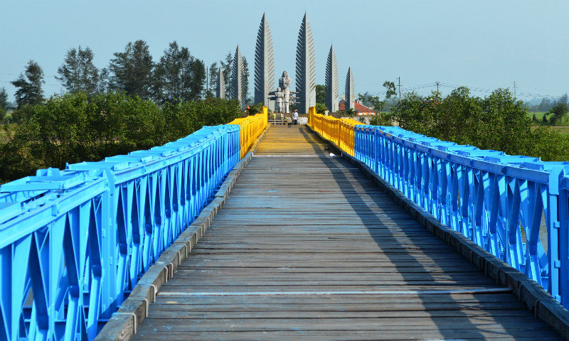 hien luong bridge in DMZ tour from Hue